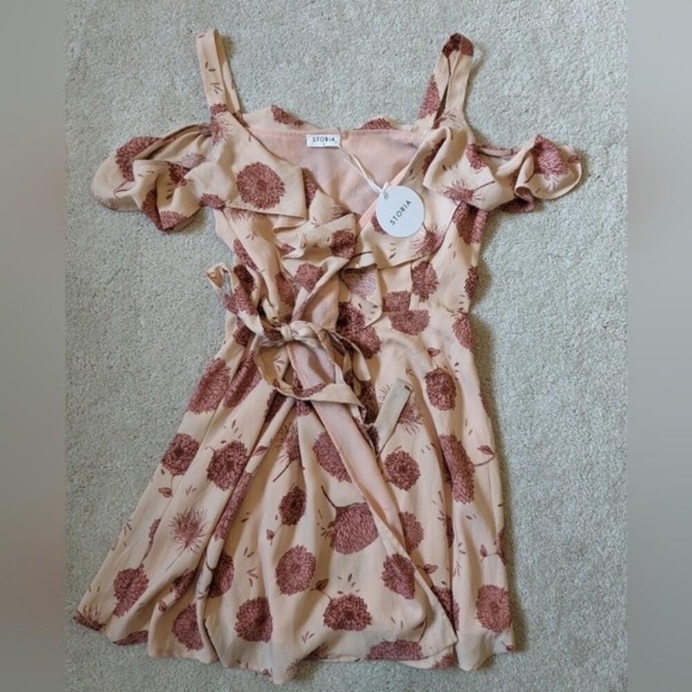 NWT Storia Dry Goods Falling Petals Cold Shoulder Dress Size M